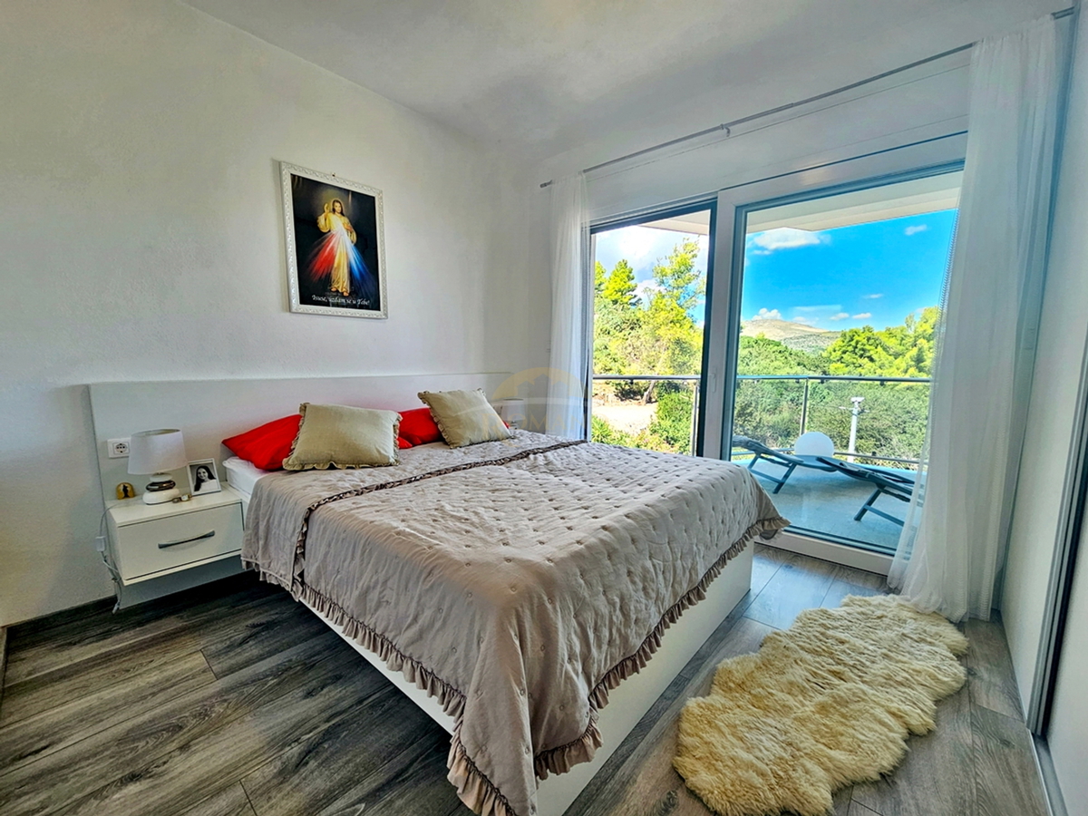 Luksuzna hiša na Čiovu - Mastrinka s 3 apartmaji in odprtim pogledom na morje